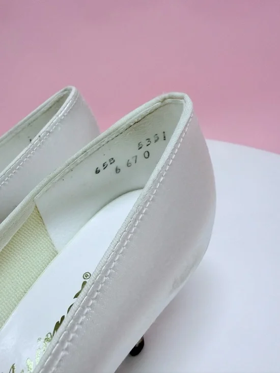 Elegant Vintage Ivory Satin Pointed Toe Pumps with Beaded Detail - Picture 6 of 9